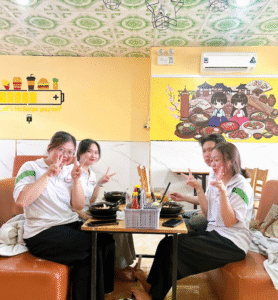 Các bạn trẻ trải nghiệm các món ăn hấp dẫn tại Mr. Pokki Cần Thơ