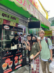 ALT: Hình ảnh xe ăn vặt Mr.Pokki và khách hàng