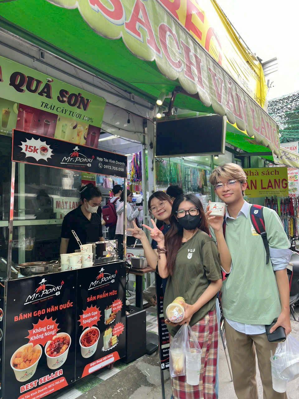 ALT: Hình ảnh xe ăn vặt Mr.Pokki và khách hàng